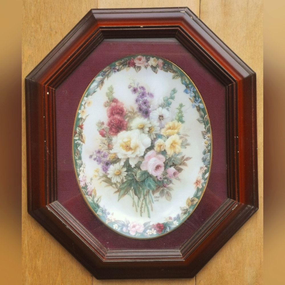 Lena Liu's Floral Cameos "Remembrance" Collectible Plate w/Wooden Frame